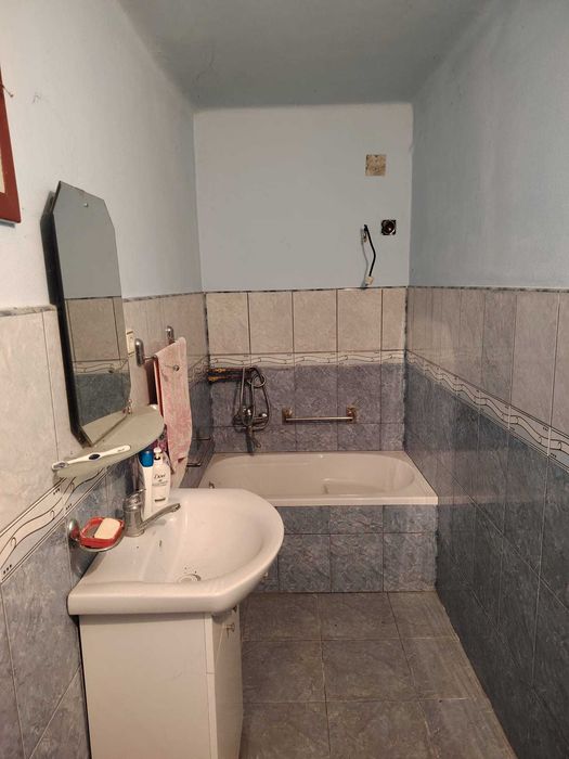 Casa 2 camere, baie, bucatrie - casa se vinde cu anexe gospodaresti si teren de 5000 mp, livada pruni, fanete, teren arabil