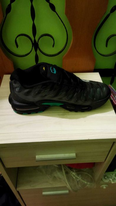 Продавам чисто нови маратонки nike supreme размер 41 но отговаря на 40