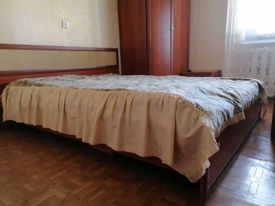 Спальный гарнитур, цвет орех