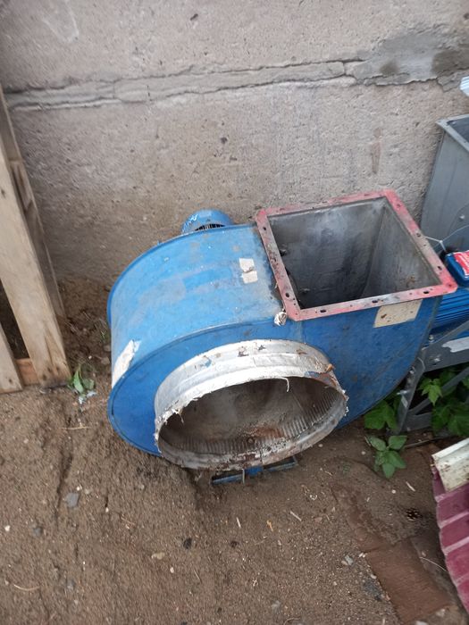 Продам вытяжку 220/380