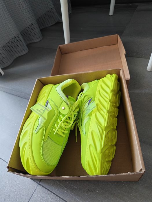 Продам кроссовки новые