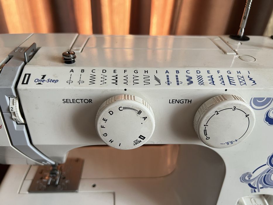Продам швейную машинку Janome