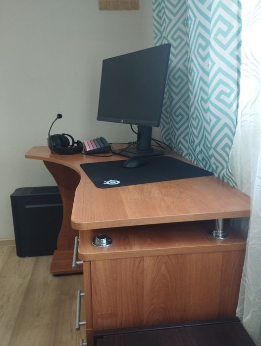 Компьютерный стол, лдсп. Отдам даром, самовывоз.