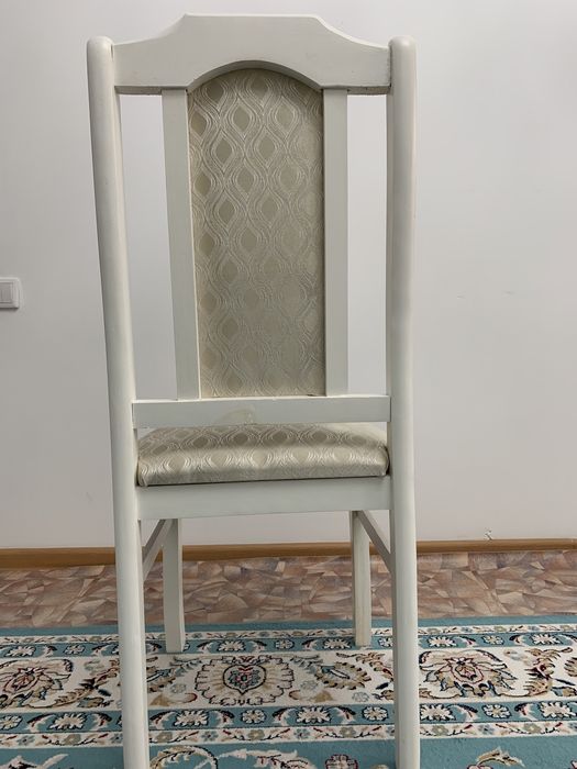 Белые стулья, депутат стулья