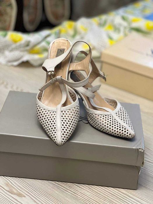 Женская обувь в белом цвете