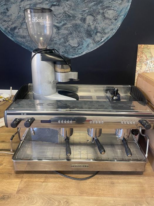 Expresor profesional 3 grupuri si rasnita cadou