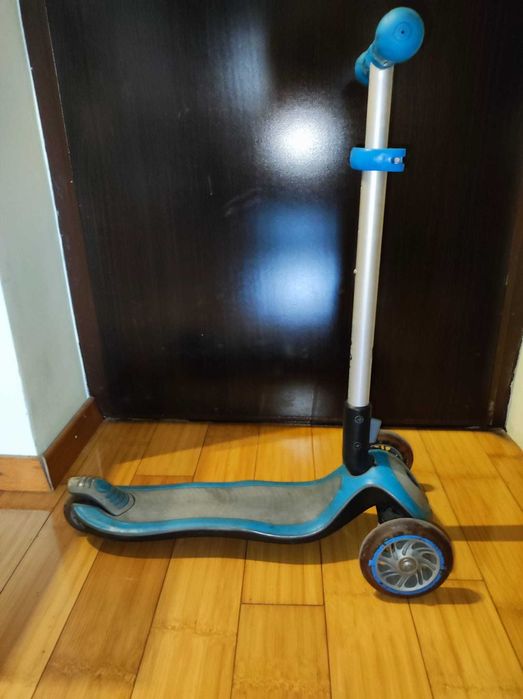 Trotineta Globber Primo albastru, pliabila, ghidon reglabil, platforma antiderapanta, greutate suportata 50 kg, varsta 3 ani+
