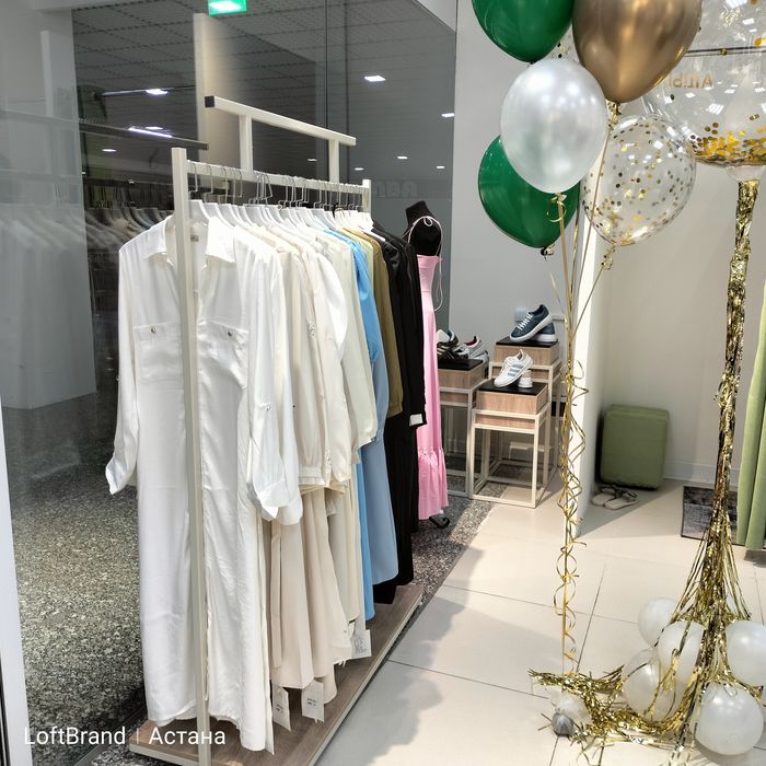 Рейлы, вешала для одежды, торговое оборудование для одежды. Лофт