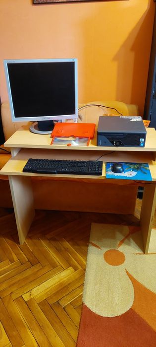 Продавам компютър монитор   и бюро