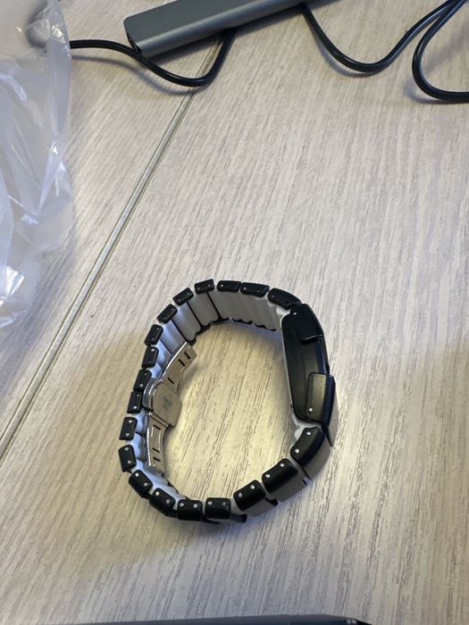 Часы най черный белый