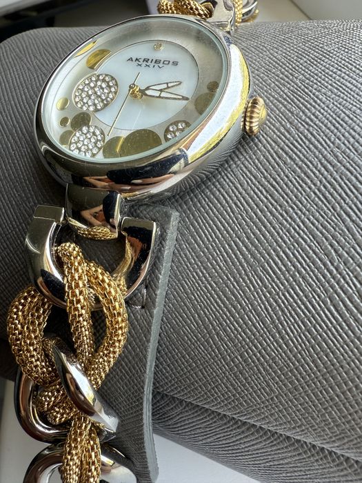 Женские кварцевые часы с перламутром и бриллиантами