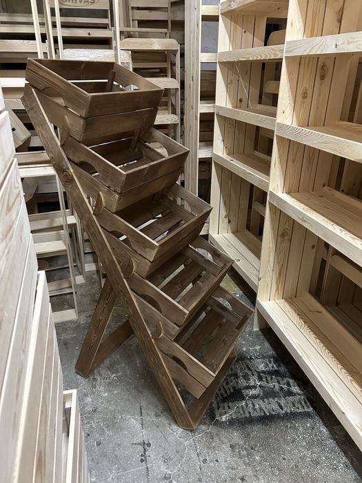 Дървен стъпаловиден стелаж от щайги за плод и зеленчук