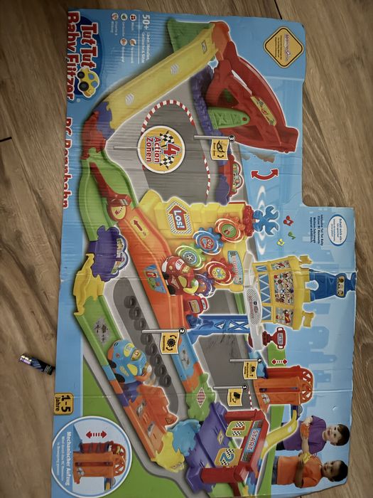 Две големи  vtech писти, полиция, пожарна и музикална кола