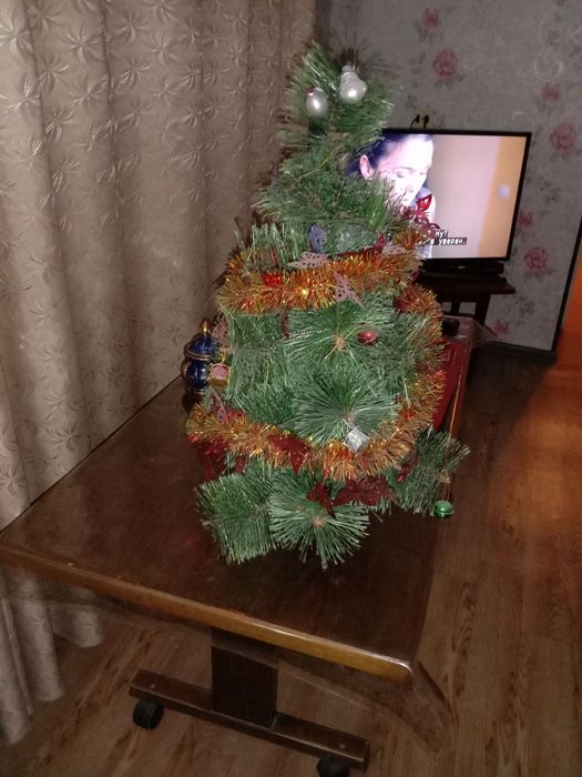 Ёлочка к новому году и бусы новогодние