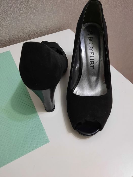 Продаю туфли женские