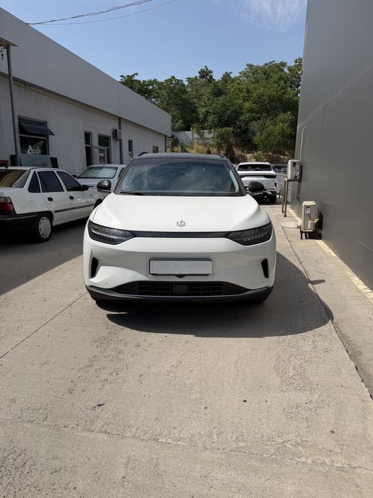 Leapmotor C11. Treyding bor Nasiya savdo bor.