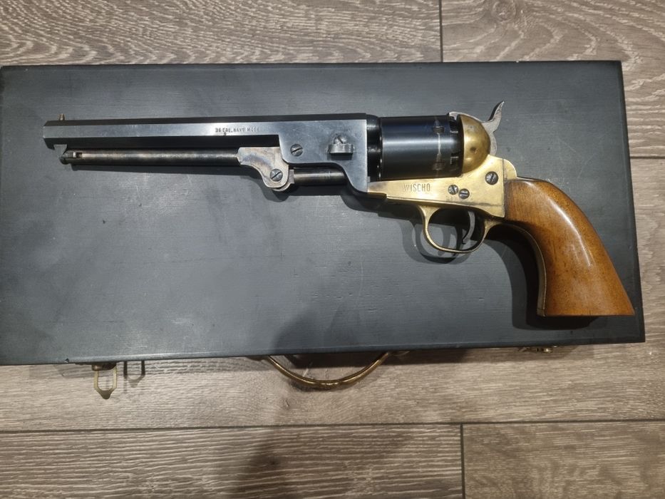 Стар револвер Колт Нави 1851г