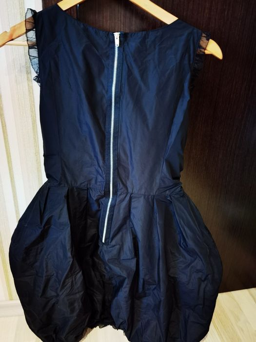 Черна рокля от тафта и с синджири