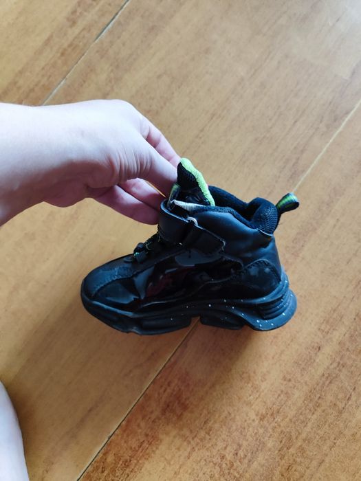 Продам детские кросовки