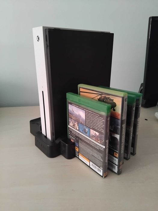 Xbox one S в комплект с 5 игри