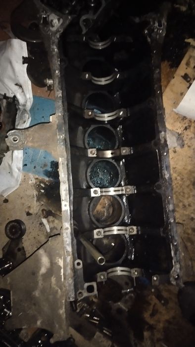 Запчасти на Двигатель  124 м103 2.6