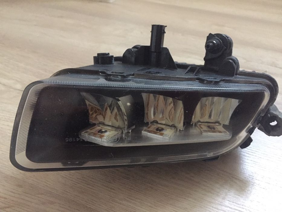 Proector led VW Phenton model ( facelift )partea dreapta .