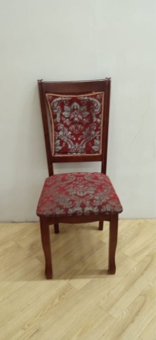 Стол и стулья 6 штук .