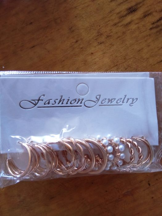 Продам серьги в наборе.