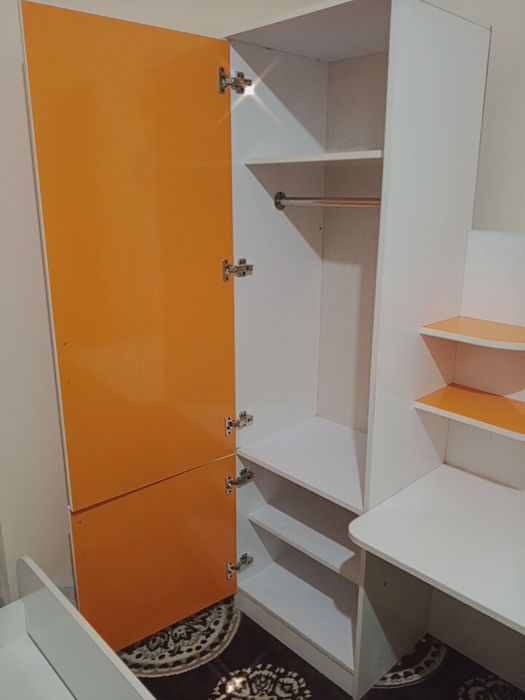 Yangi bolalar shkafi stol bilan, sabzirangda juda chiroyli mebel