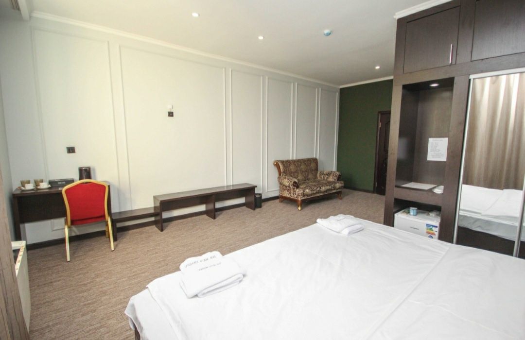 Sadu hotel almaty. Гостиница казахстан в алматы. Mildom city hotel алматы. Комната отеля казахстан. Гостиницы алматы недорогие в центре.