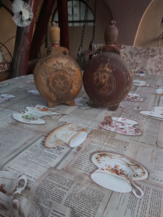 Plosti confecționate din lemn masiv sculptate manual