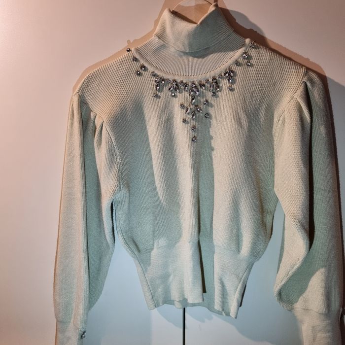 Дамски пуловер с камъни бежов