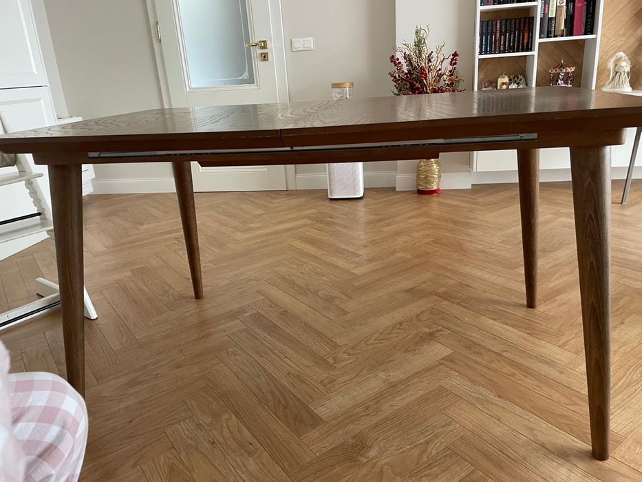 Продавам маса от масивно дърво