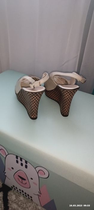 Sandalele damă din piele naturala