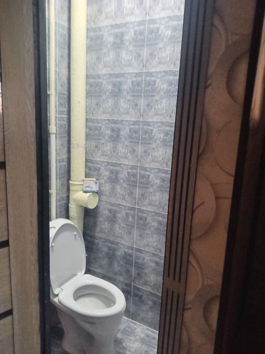 10 mikrayon da uy sotiladi 2 xonaliy yangi plonrovka