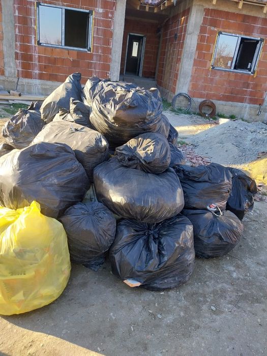 Debarasez ridic saci cu moloz și deseuri