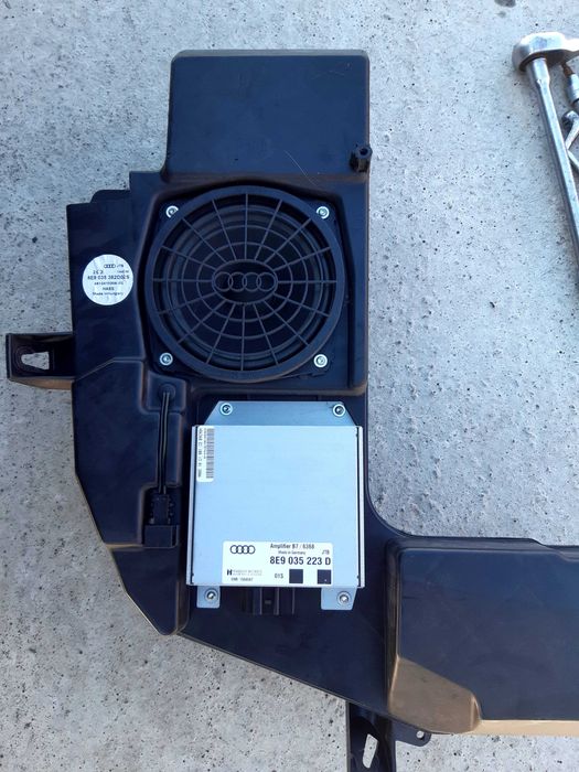 Subwoofer cu amplificator 8E9 035 223 D AUDI A4 B7
