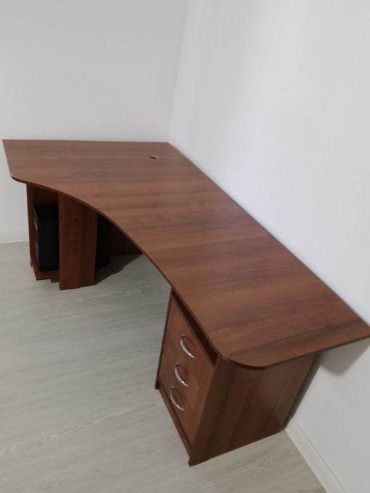 Продам стол и шкаф-стеллаж