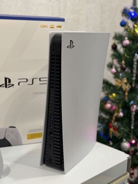 PlayStation 5 + 2 геймпада + игры