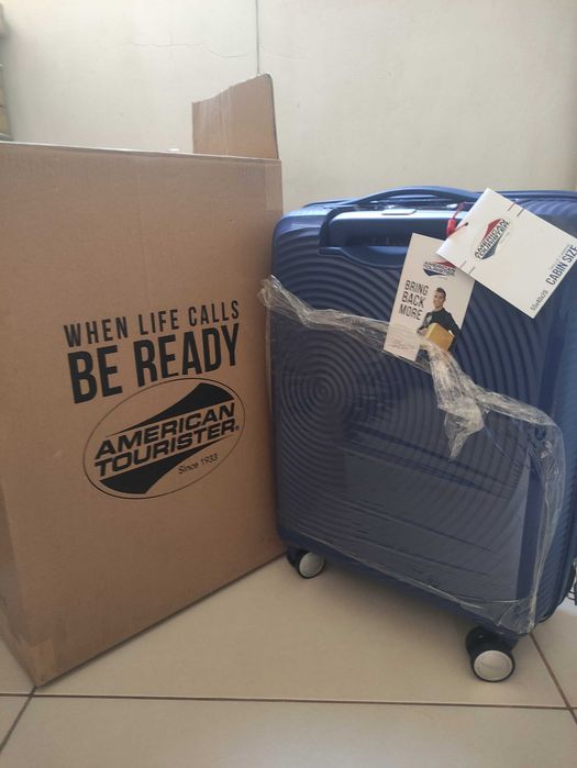 Куфар American Tourister Soundbox Spinner 55/20 TSA EXP – Midnight Navy (Моделът на Роналдо)