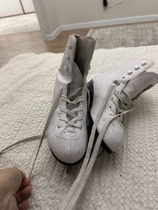 Продам коньки для фигурного катания