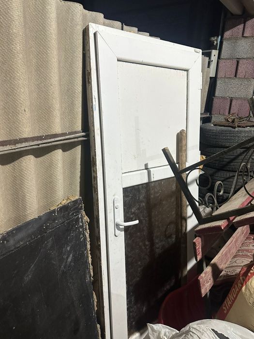 Дверь прастиковая