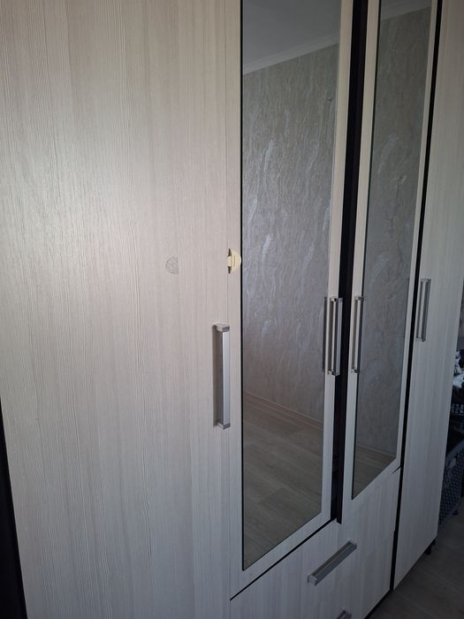 Продам шкаф под одежду, вместительный