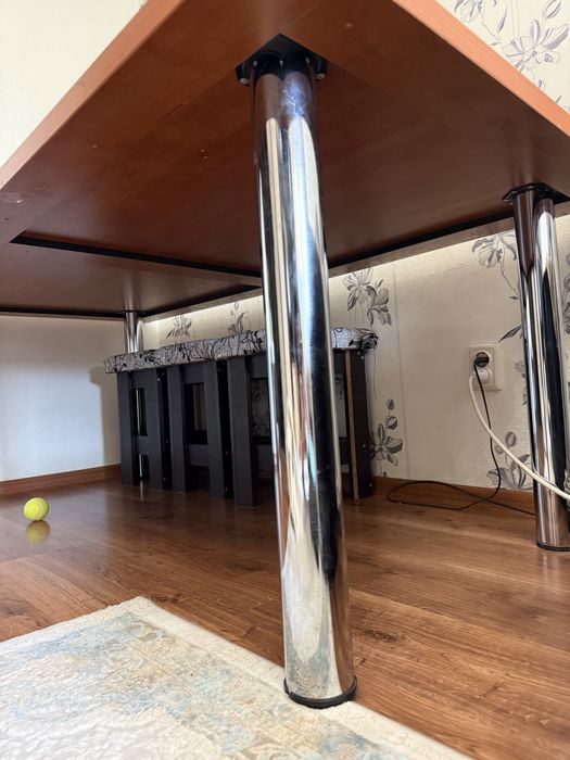 Стол для гостинной или в офис