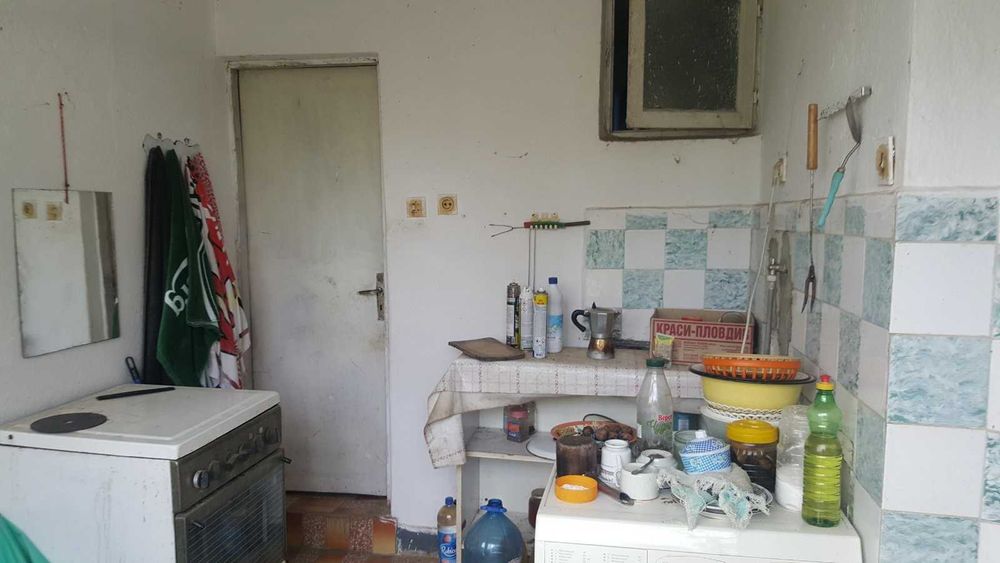 Продавам къща с двор в село червенци