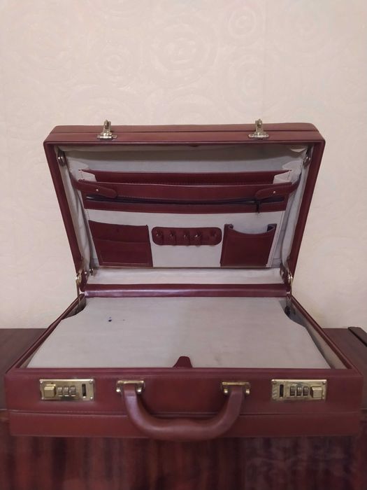 Чемодан кожаный.