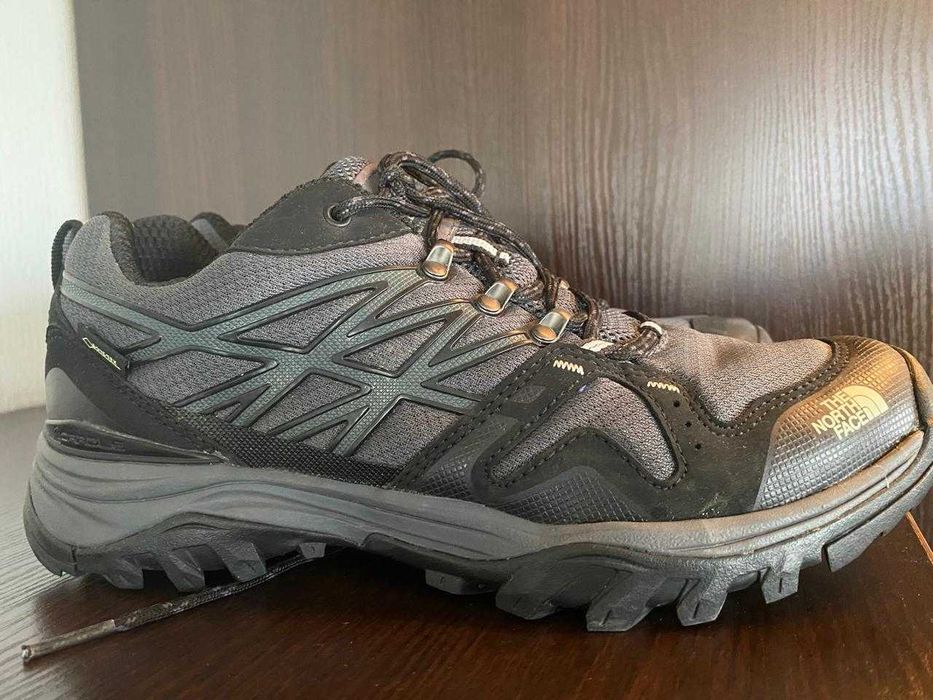 продам мужские кроссовки