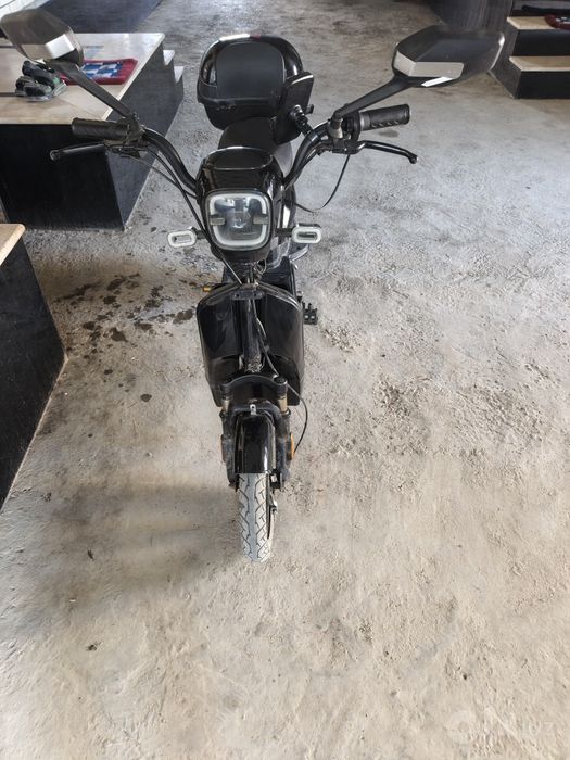 Sukuter elektronik bir zaryad bilan 60 km