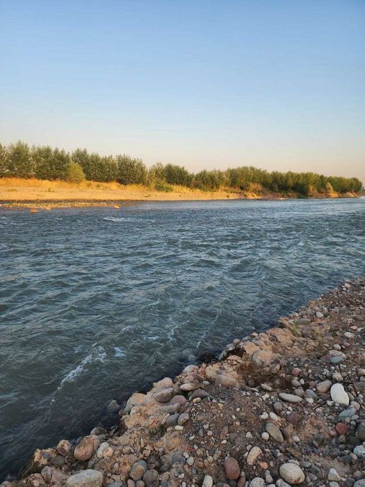 Редкий участок земли вдоль воды (Карасу)
