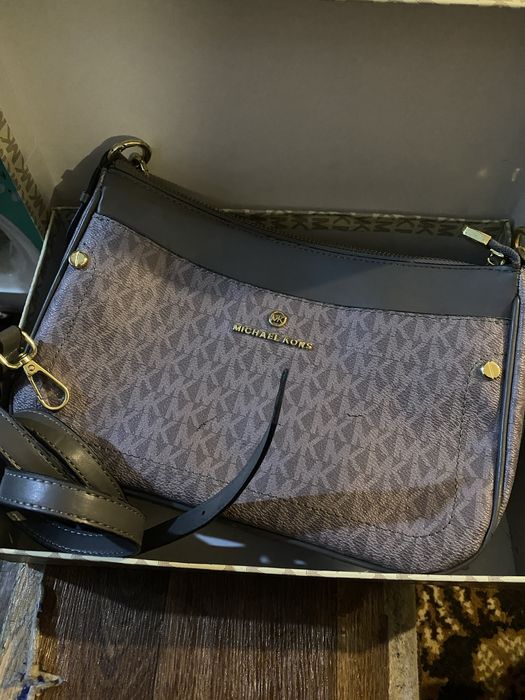 Сумка новая , в сером свете , с ремешком